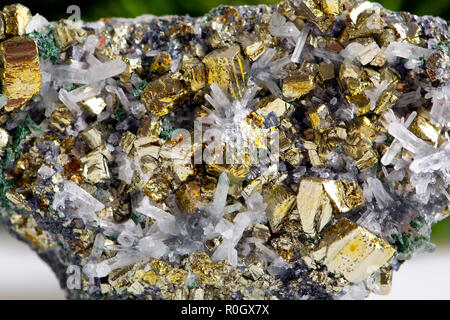 Makroaufnahmen von natürlichen Edelstein. Das rohe Mineral ist Pyrit, China. Isoliertes Objekt auf einem weißen Hintergrund. Stockfoto