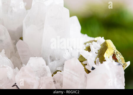 Makroaufnahmen von natürlichen Edelstein. Das rohe Mineral ist Pyrit, China. Isoliertes Objekt auf einem weißen Hintergrund. Stockfoto