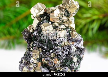 Makroaufnahmen von natürlichen Edelstein. Das rohe Mineral ist Pyrit, China. Isoliertes Objekt auf einem weißen Hintergrund. Stockfoto