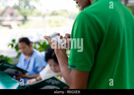 Kellner holding Notizbuch und Stift in der Hand bereit, Auftrag vom Kunden zu tragen. Stockfoto