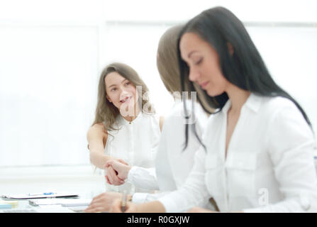Vereinbarung zwischen dem Makler und dem Käufer. business Handshake Stockfoto