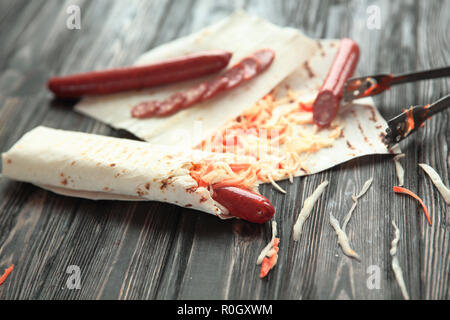 Lavash mit würzigen Wurst und Gemüse. Foto mit Kopie Raum Stockfoto