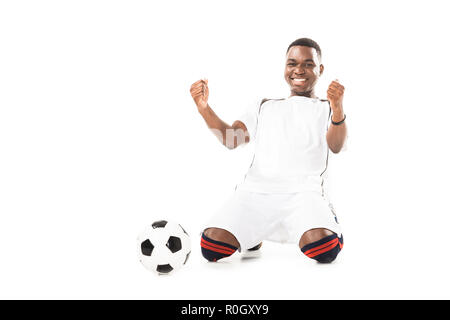 Young African American Soccer player triumphiert und schüttelte die Fäuste isoliert auf weißem Stockfoto