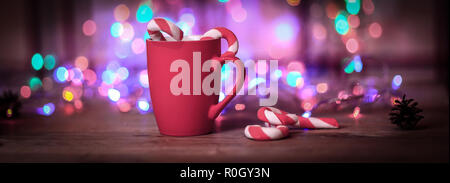 Red Christmas mug in hellen festlichen Hintergrund Stockfoto