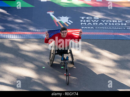 New York, Vereinigte Staaten. 04 Nov, 2018. Daniel Romanchuk der USA feiert Gewinnen der Rollstuhl Männer Abteilung während der 2018 TCS New York City Marathon am Central Park Credit: Lev Radin/Pacific Press/Alamy leben Nachrichten Stockfoto