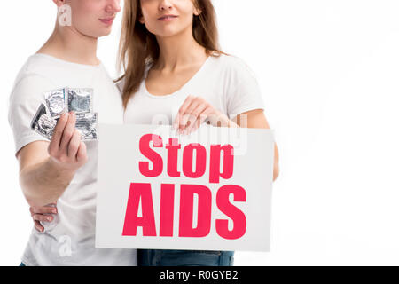 Zugeschnittenes Bild des Freundes holding Kondome und Freundin übersicht Karte mit Stop aids Text isoliert auf weißem Stockfoto