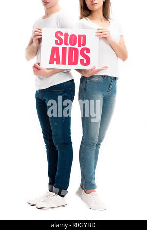 Zugeschnittenes Bild der heterosexuellen Paar hält Karte mit Stop aids Text isoliert auf weißem Stockfoto