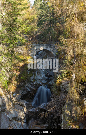 Die untere Brücke über die Fälle von Bruar, Perth und Kinross, Schottland Stockfoto