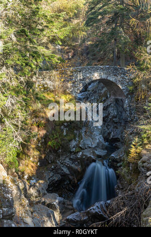 Die untere Brücke über die Fälle von Bruar, Perth und Kinross, Schottland Stockfoto