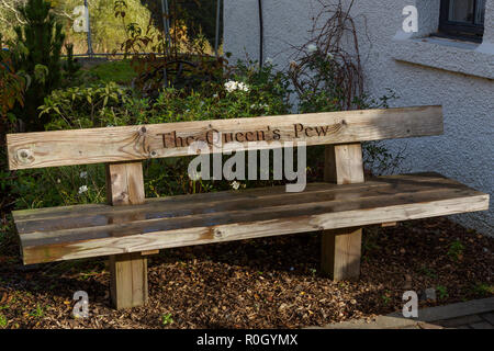 'Queen's Pew'. Humorvoll Inschrift auf einer Bank am Visitor Center der Königin, in der Nähe von Pitlochry, Perth und Kinross, Schottland Stockfoto