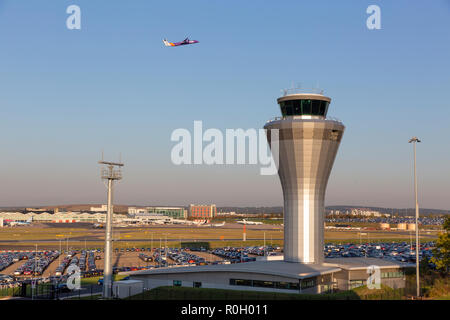 BIRMINGHAM, UK - 17. Oktober 2018: Allgemeine weiten Blick über Birmingham Airport in den Midlands, England mit Flybe Flugzeuge vorbei an den markanten, Met Stockfoto