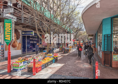 Kapstadt, Südafrika, 17. AUGUST 2018: Blick auf ein geschlossener Teil der Church Street in Kapstadt. Anbieter Stände, Unternehmen und Menschen sind visibl Stockfoto