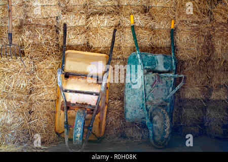 Zwei alte Schubkarren auf dem Heu Hintergrund, Bauernhof Stockfoto