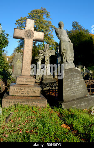 Schiefen Grabsteine in die Brompton Friedhof (Kensington und Chelsea) London, England, UK. Stockfoto