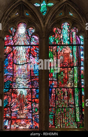 Hereford Cathedral, UK. Moderne Glasfenster von Tom Denny (2007), zum Gedenken an den berühmten lokalen 17c Dichter und Mystiker Thomas Traherne Stockfoto