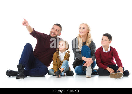 Glückliche Eltern zusammen mit Kids sitzen, Vater, etwas isoliert auf weißem Stockfoto