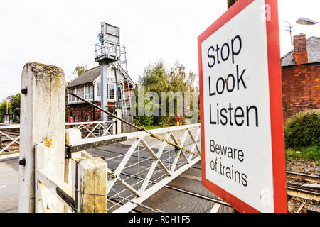 Heckington Bahnübergang, stop suchen Sie hören am Bahnübergang, Bahnübergang stoppen suchen Sie hören, Zug Warnschild, Heckington Zug anmelden Stockfoto