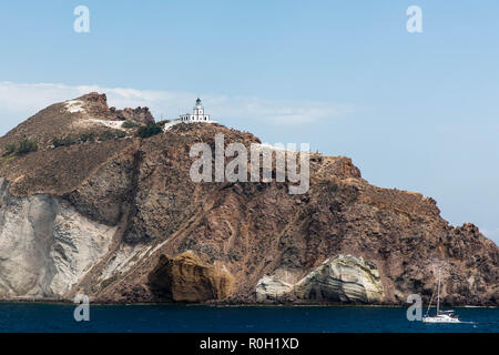 Akrotiri Lighthouse ist ein Leuchtturm aus dem 19. Jahrhundert auf der griechischen Insel Santorini. Es wurde im Jahre 1892 von einem französischen Unternehmen gebaut und ist eine der ältesten i Stockfoto