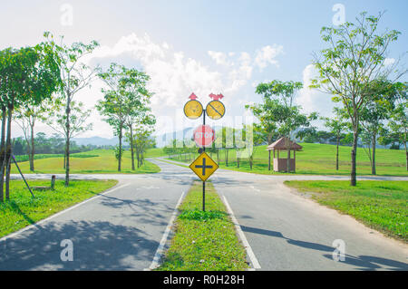 Asphaltierte Straße mit Verkehr anmelden. In der wunderschönen Natur Landschaft mit Sonne, blauer Himmel und grünes Gras. Stockfoto