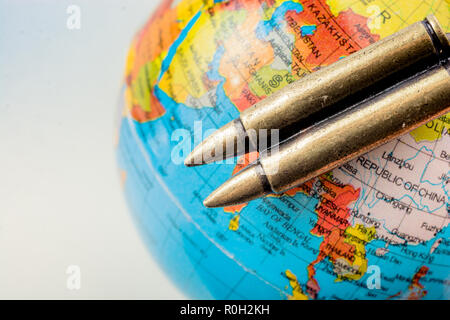 Bullet auf einem Globus wie gegen den Krieg konzeptuelle Fotografie Stockfoto