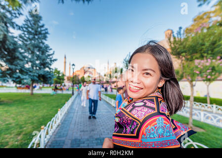 Schöne Frau nimmt selfie mit Blick auf Sultanahmet oder im Hintergrund die Blaue Moschee in Istanbul, Türkei Stockfoto