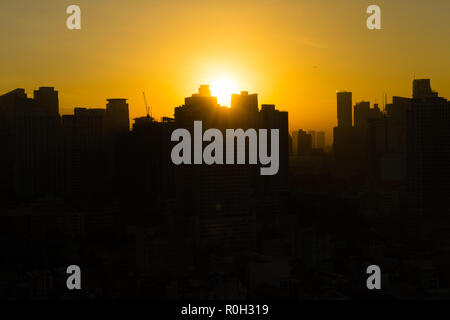 Sonnenaufgang Silhouette mit Stadt Stockfoto