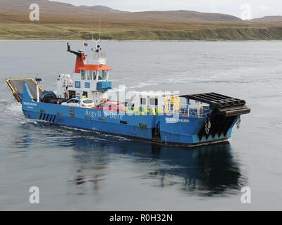 MV Eilean Dhiura, eine Autofähre von Argyll & Bute Rat betrieben Auf der kurzen Überfahrt zwischen Port Askaig (Islay) und Feolin Fähre (BUTE). Stockfoto