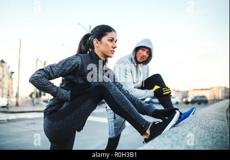 Ein paar runers tun Stretching draußen auf der Brücke in Prag City. Stockfoto