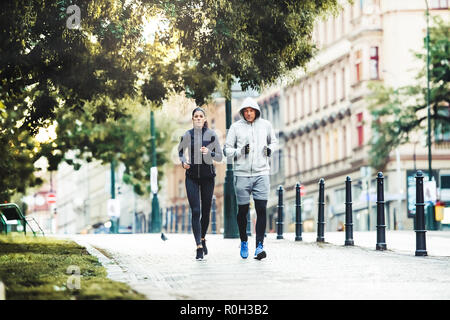 Ein paar Laufen draußen in den Straßen von Prag. Stockfoto