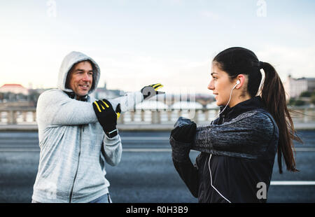 Ein paar runers tun Stretching draußen auf der Brücke in Prag City. Stockfoto