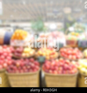 Abstrakte Unschärfe der Gang in den Supermarkt mit Kunden und Kaufhaus Innenraum für Hintergrund Stockfoto