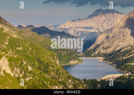 Lago di Fedaia (Fedaia See) und im Hintergrund Monte Civetta Berg. Die Dolomiten. Italienische Alpen. Europa. Stockfoto