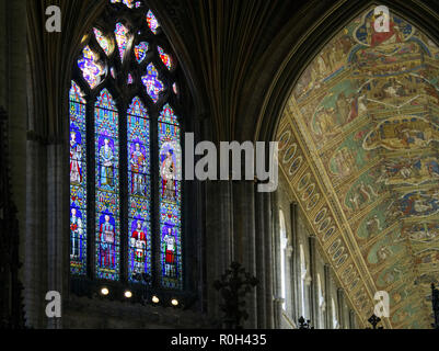 Glasfenster und herrliche bemalte Decke in der Kathedrale von Ely, Cambridgeshire. Stockfoto