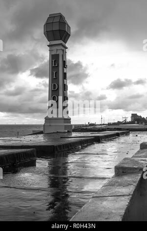 Der Art déco-Lido Wegweiser auf der Strandpromenade in Margate. Auf einem dunklen regnerischen Abend die Pfützen auf dem Dach des Lido spiegeln die Zeichen. Auch in Farbe. Stockfoto