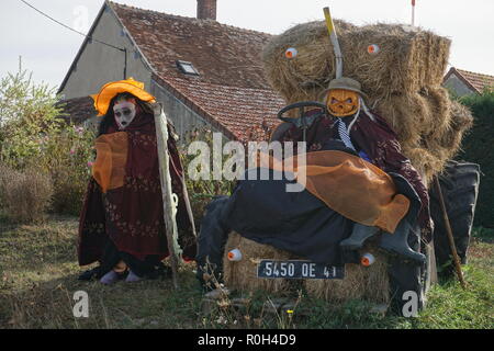Spaß halloween Hexen reiten einen Heuballen Traktor in der Landschaft in Frankreich Stockfoto