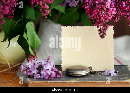 Alte Postkarten und Briefe mit Blume. Retro Style getonten Bild Stockfoto