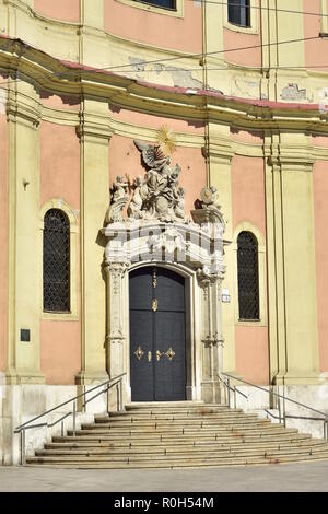 Fassade der barocke Kirche des hl. Johannes von Matha und hl. Felix von Valois in der Altstadt von Bratislava in der Slowakei. Stockfoto