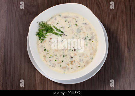 Griechische Hühnersuppe in einer Schüssel auf Weiß/Griechische Hühnersuppe isoliert isoliert/Griechische Hühnersuppe mit Kräutern Stockfoto