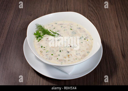 Griechische Hühnersuppe in einer Schüssel auf Weiß/Griechische Hühnersuppe isoliert isoliert/Griechische Hühnersuppe mit Kräutern Stockfoto