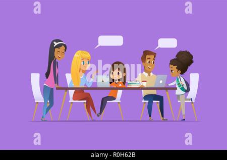 Computer Science Club. Glückliche Kinder, Schüler und Studenten an Laptops sitzen Miteinander sprechen und lernen Programmierung. Codierung für Kinder Konzept. Vector Illustration für Website, Werbung, auf Plakaten Stock Vektor