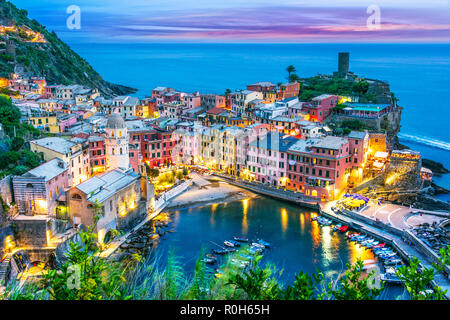 Die malerische Altstadt von Vernazza, in der Provinz von La Spezia, Ligurien, Italien nach Sonnenuntergang Stockfoto