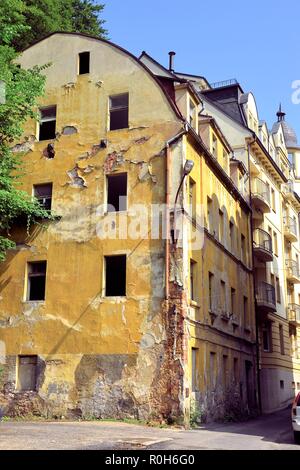 Verfallenen Haus in der Altstadt von Karlovy Vary in der Tschechischen Republik Stockfoto