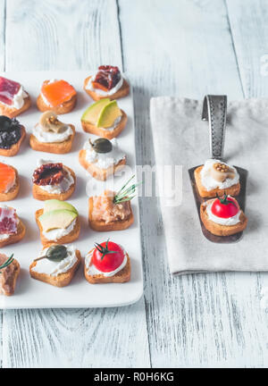 Crostini mit verschiedenen Toppings Stockfoto