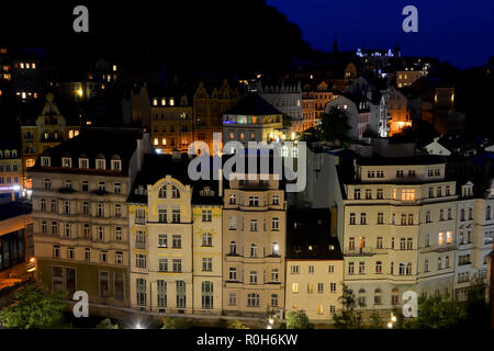 Altstadt von Karlovy Vary in der Tschechischen Republik in der Nacht Stockfoto