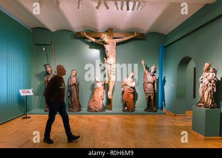 Wroclaw museum Polen, eine touristische Wanderungen vorbei an einer 1420 mittelalterlichen Kreuzigungsszene ursprünglich Teil der Lettner der Hl. Maria Magdalena Kirche in Breslau. Stockfoto