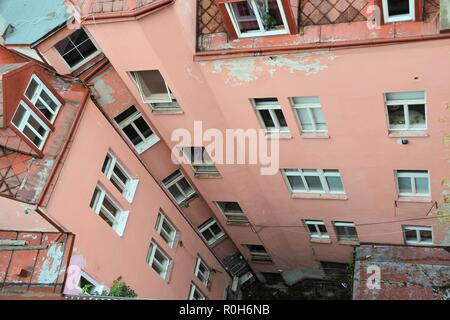Hinterhof in der Altstadt von Karlovy Vary in der Tschechischen Republik Stockfoto
