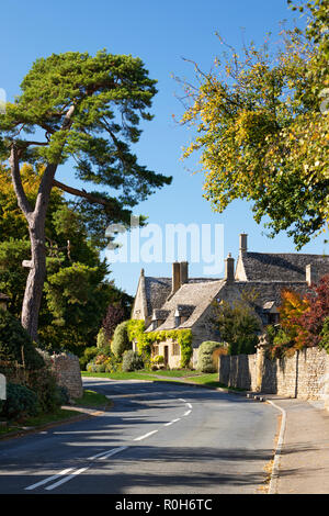 Anzeigen von Cotswold Cottage entlang Westington im Herbst Nachmittag Sonnenschein, Chipping Campden, Cotswolds, Gloucestershire, England, Vereinigtes Königreich Stockfoto