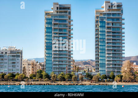 Limassol Meer mit hohen Anstieg von Wohngebäuden und Fußgängerweg. Zypern. Stockfoto