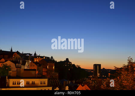 Dächer der Stadt Karlovy Vary in der Tschechischen Republik in der Nacht Stockfoto