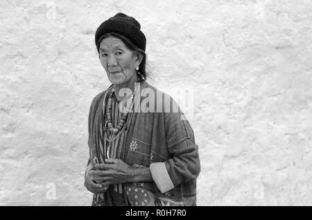 Frau der Monpa Stamm die Teilnahme an einem Festival in traditioneller Kleidung und Halsketten an das buddhistische Kloster, Tawang, Arunachal Pradesh, Indien. Stockfoto